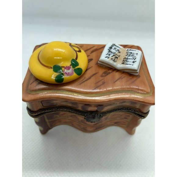 Sweet Dresser w/Sunhat and Book Peint Main Limoges France Valentine Trinket Box - Picture 1 of 7